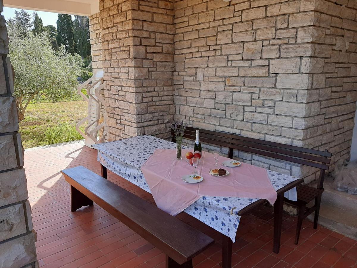 Apartamento Family House Rebeka Ugljan Exterior foto