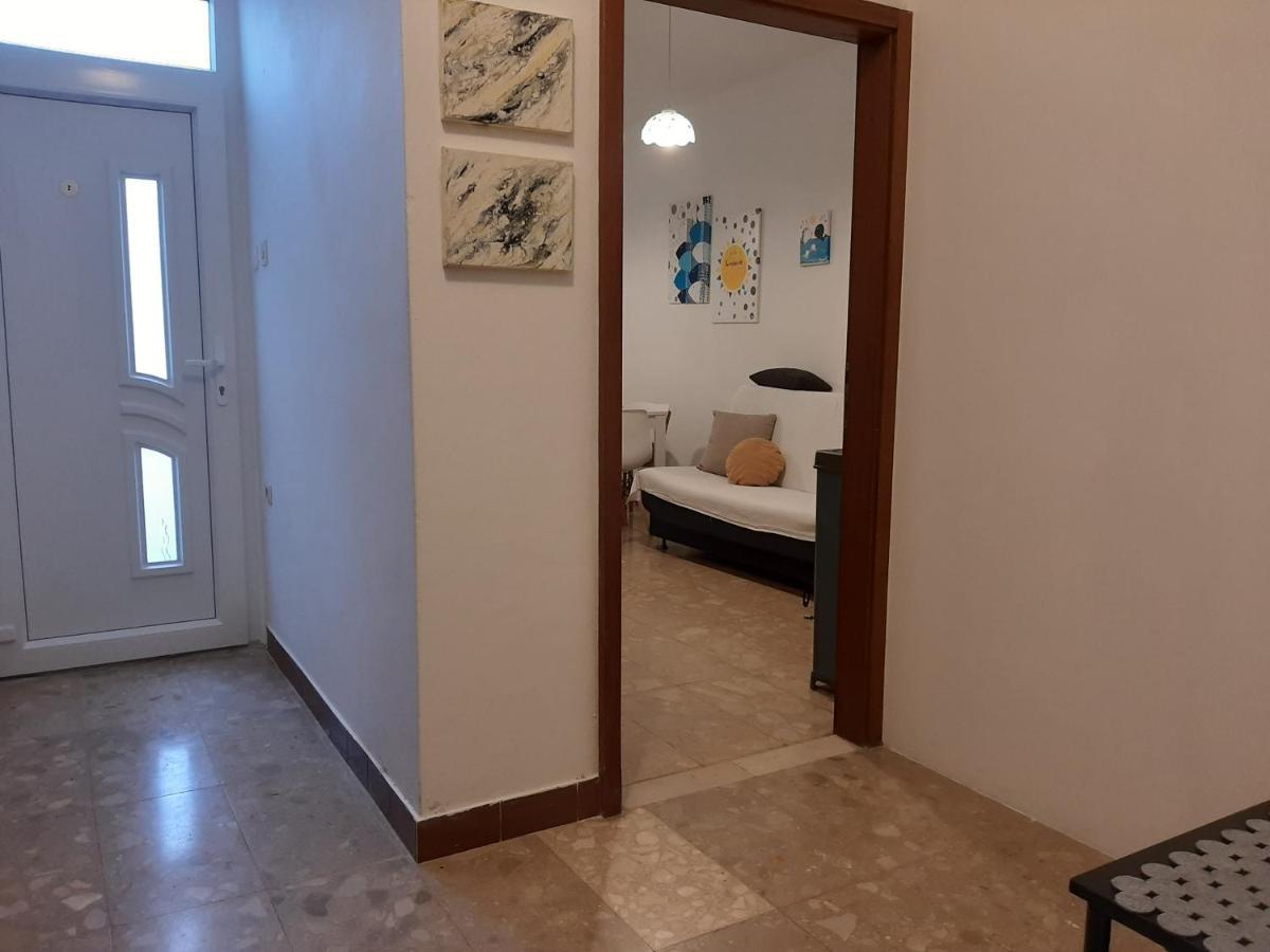 Apartamento Family House Rebeka Ugljan Exterior foto