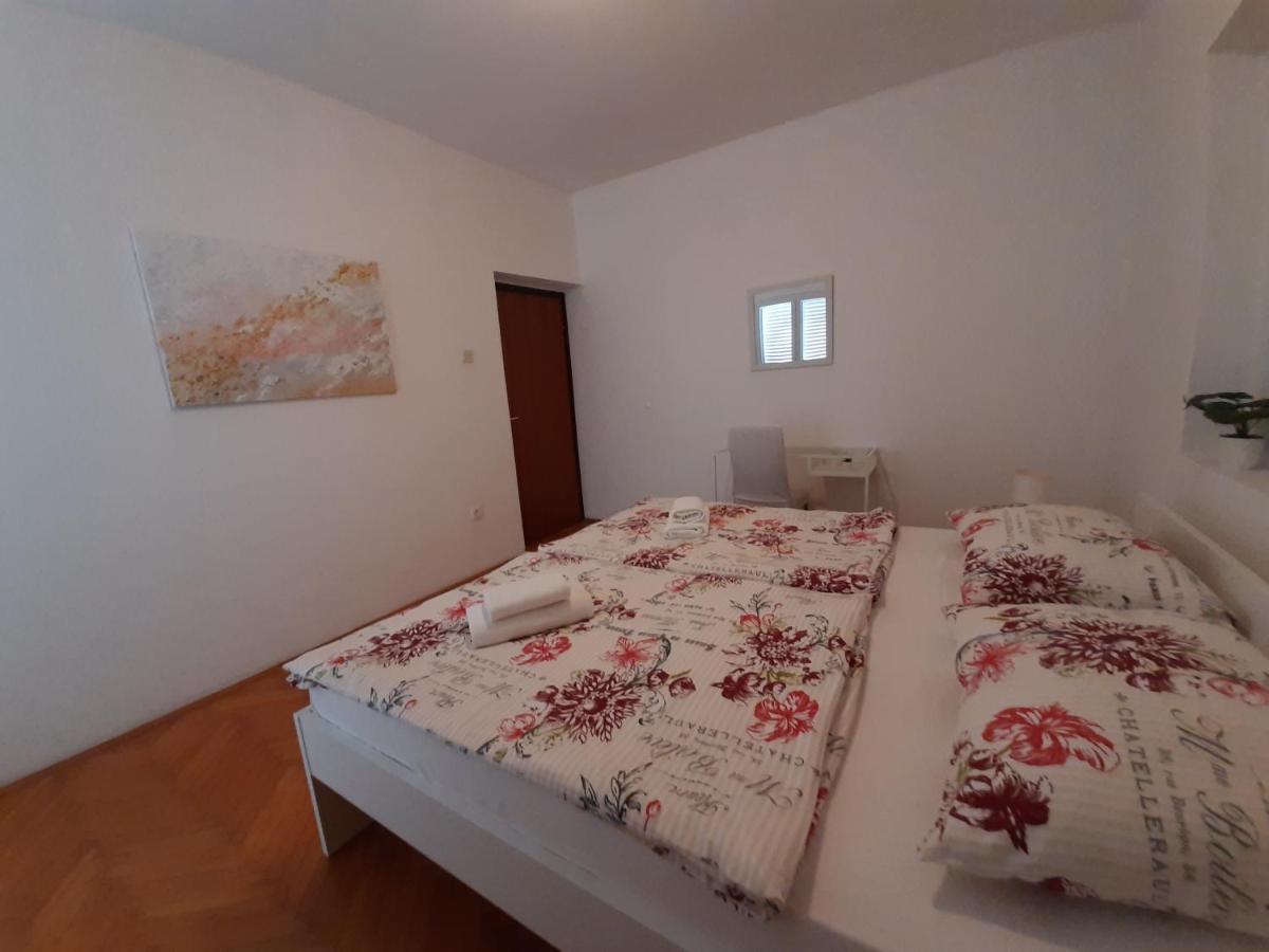 Apartamento Family House Rebeka Ugljan Exterior foto