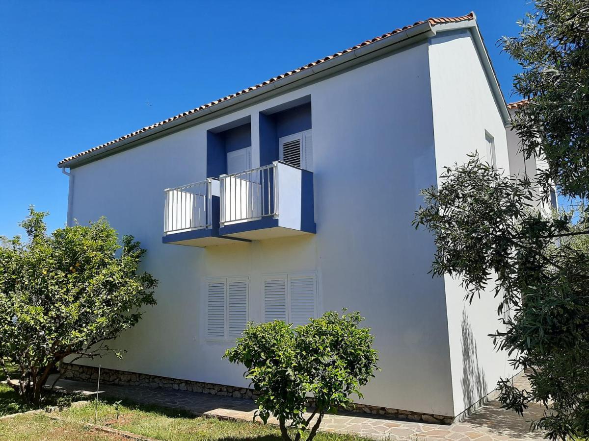 Apartamento Family House Rebeka Ugljan Exterior foto