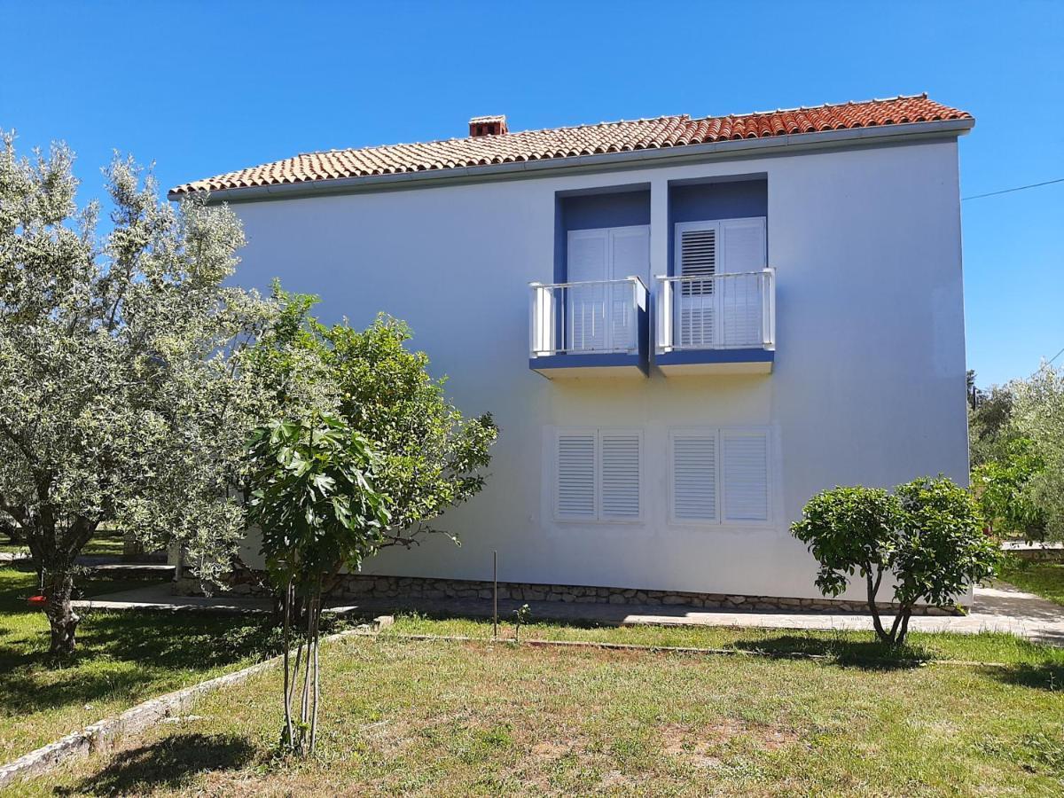 Apartamento Family House Rebeka Ugljan Exterior foto